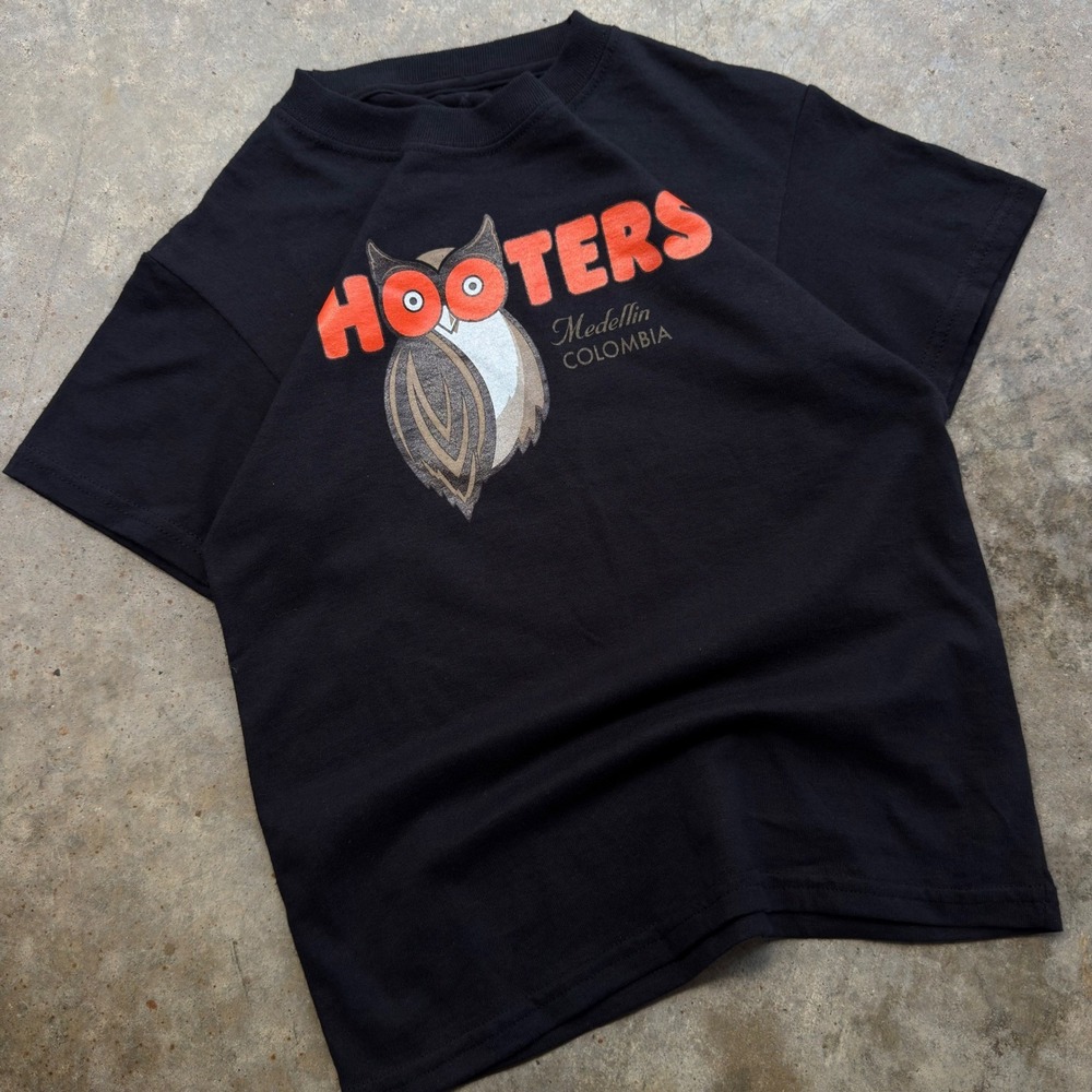Vintage Y2K Hanes Hooters Medellin‎ Colombia Baby Tee Graphic Black Small F7
